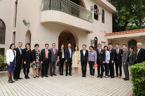 錢大康教授（左十）期望浸會大學與東華三院之間能緊密合作，造福社會