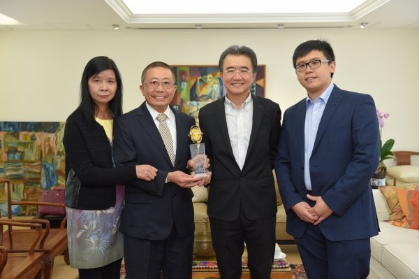校长钱大康教授（左三）代表浸大感谢捐款人的支持。