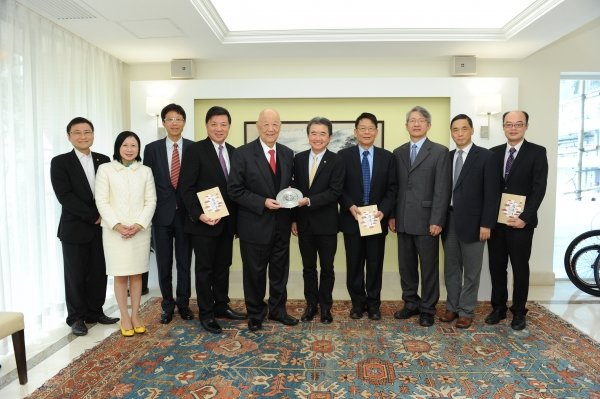 校長錢大康教授（左六）代表浸大感謝捐款人的支持。