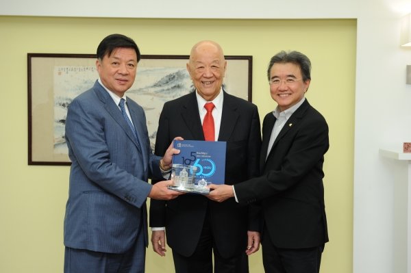 新設立的獎學金可支持浸大歷史系本科新生參與海外交流計劃，擴闊視野。左起：陳亨利博士、陳守仁博士及錢大康教授