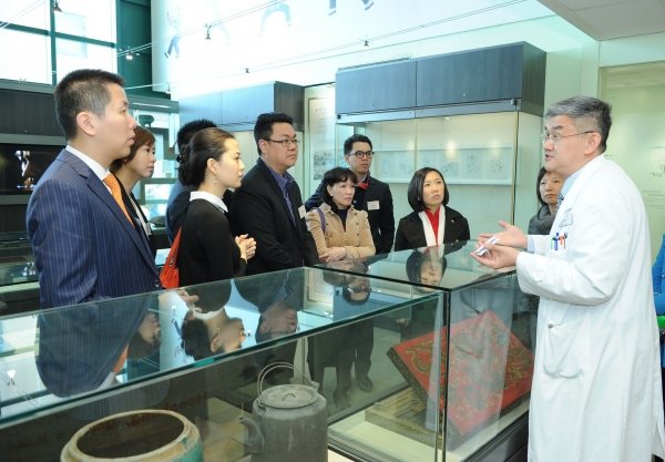 Dr Kevin Yue (right) introduces the facilities of the School of Chinese Medicine to the delegation from Hong Kong New Youth Energy Think Tank to give them a better understanding of the University's development