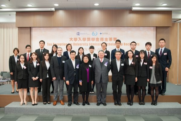 鄭恩基主席 (前排左七)、陳許多琳女士 (前排左六)、錢大康教授 (前排左八)、副校長 (研究與拓展) 黃偉國教授 (前排左五)、工商管理學院副院長彭嘉諾教授 (前排左四) 與一班來自工商管理學院的入學獎學金得主