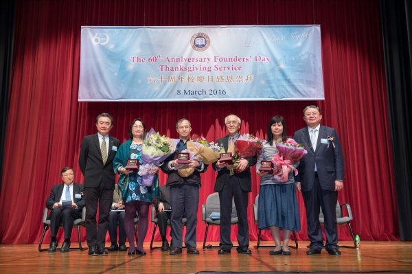 鄭恩基先生(右一)、錢大康校長（左一）祝賀35年長期服務獎得主：徐美兒女士（左二）、張迺豪教授（左三）、陳永康教授（右三）及李玉蓮女士（右二）