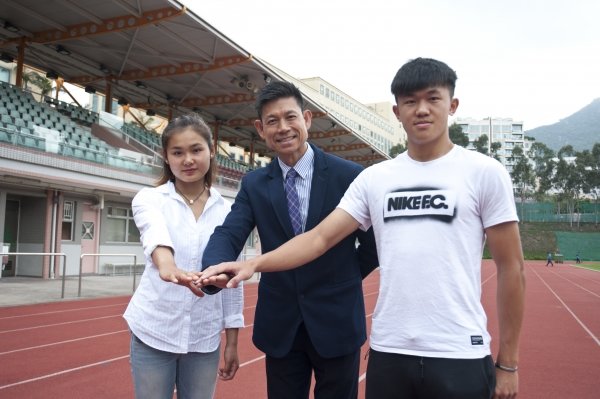 Professor Chung Pak-kwong (centre) says that the EAAS aims to encourage elite athletes to pursue degree programmes. Tan Chun-lok (right) and Ma Kwan-ching (left), HKBU students and members of Hong Kong sports team, support the scheme.