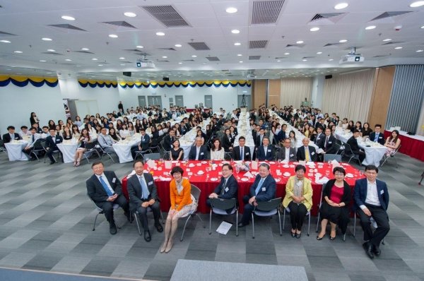 Over 200 class representatives and young alumni join the high table dinner