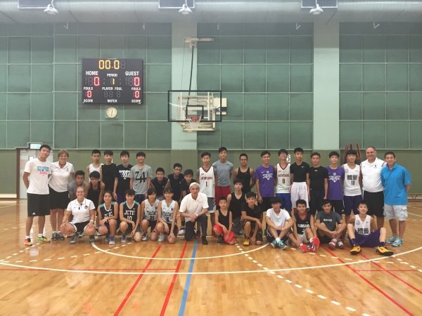传浩坚教授(前排中)表示，在春田大学教练团队的指导下，浸大篮球队获益良多。