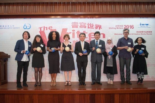 Professor Roland Chin (centre), Professor Chen Zhi (fourth from right), Professor Kathleen Ahrens (fourth from left) kick off the International Writers’ Workshop with the six visiting writers