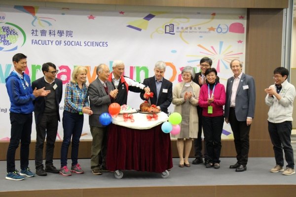 学院管理层和学系系主任主持切乳猪仪式
