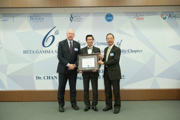 Mr Andy Lee (right), Vice-President (Administration) and Secretary, and Professor Edward Snape (left) confer the Chapter Honoree title on Dr Michael Chan