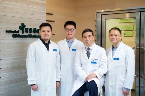 吕爱平院长 (右二)、张戈博士 (右)、李德芳博士 (左二) 与刘进同学高兴研究为治疗女性老年骨质疏松症提供了新靶点