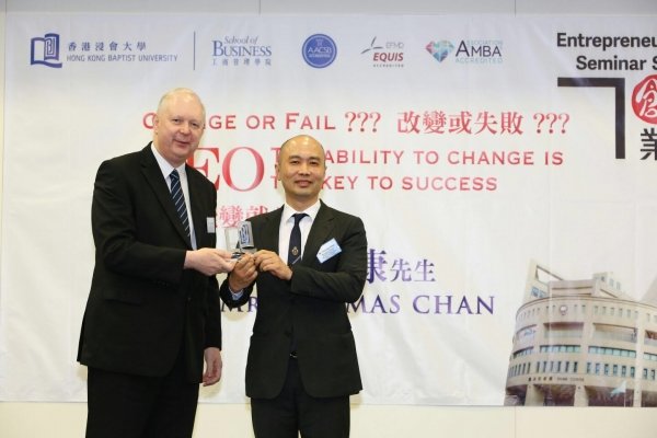 Professor Edward Snape (left), Dean of Business, expresses his gratitude to Mr Thomas Chan for his inspiring seminar on “CEO, the ability to change”