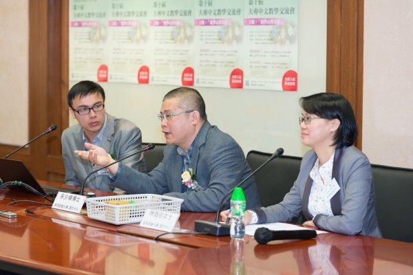 Dr Chu Siu-cheung (centre) and Dr Leung Tak-wah (left) share their valuable experience in language teaching