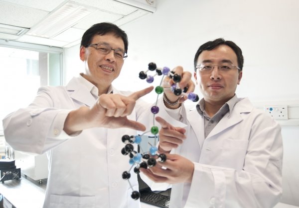 黃嘉良博士（右）與黃偉國教授（左）成功發現這段鉺金屬間的超短距離，是引發分子間的「上轉換」現象的關鍵。