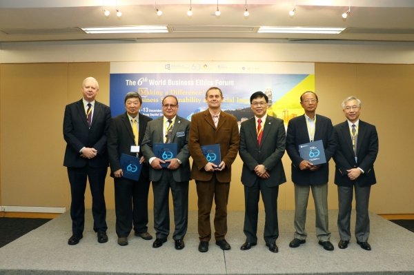 (From left) Professor Edward Snape, Dean of the School of Business, Dr Kee Chi-hing, Professor Zabihollah Rezaee, Professor Alex Nicholls, Professor Rick Wong, Dr KK Tse and Professor Allan Chan