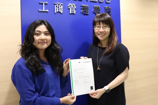 Dr Christy Cheung (right) receives the Emerald Literati Award 2016 for her outstanding co-authored paper from Ms Julie Lim, Account Management Executive of Emerald Group Publishing