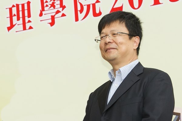 Dr Wu Wei-ping receives the Best Full Paper Award for his distinguished co-authored paper at the annual conference of the British Academy of Management