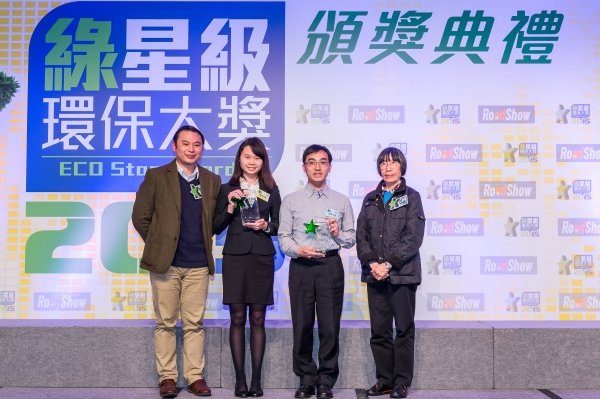 谢尚衡同学（左二）获选为Roadshow绿星级环保大使