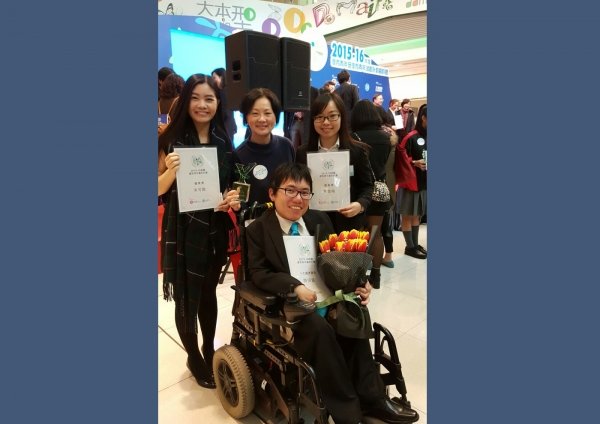 學生事務處顧問沈黃素蓮女士 (後排中) 代表大學祝賀三位得獎同學顏招銘 (前排)、朱可殷 (後排左) 和黃雪梅