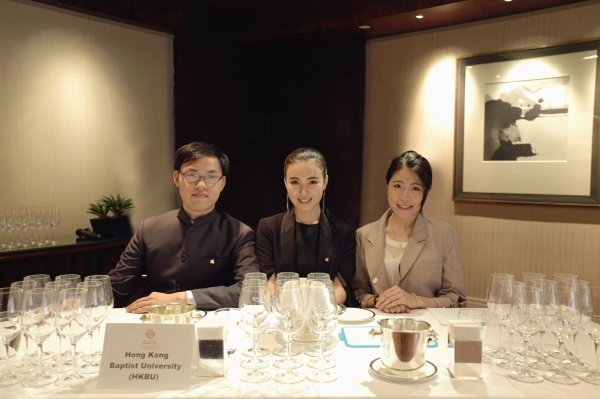 (左起) 浸大品酒学会三位同学欧文滔、宋靓琦和陈亭妃组成队伍出战「2016年度波尔多左岸品酒挑战杯大赛」，勇夺香港站冠军