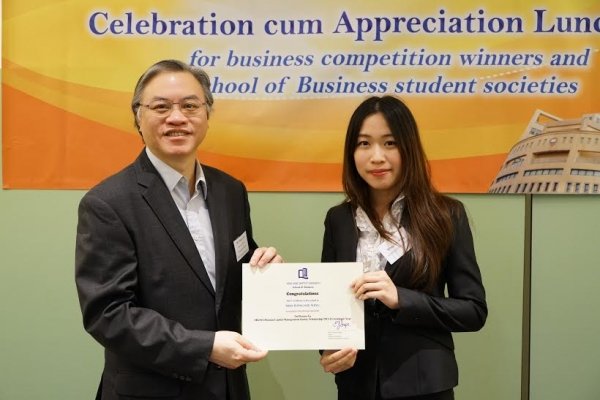 工商管理学院副院长刘子耀博士 (左) 代表学院恭贺黄诗颖同学获颁奖学金