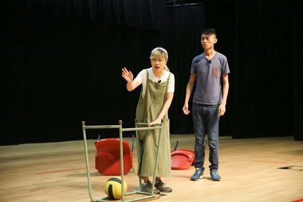 康少娜（左）和謝昊丹在頒獎典禮上演出
