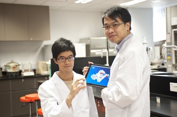 關擇誠同學（左）專注超分子化學的研究，旁為他的指導老師、化學系助理教授梁湛輝博士。