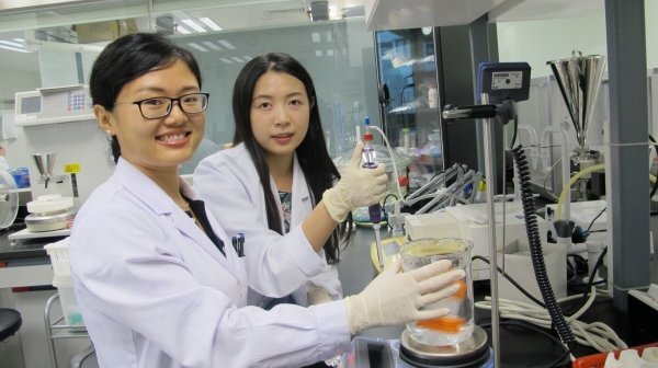 藺聰聰同學 (左) 與梁鸝同學喜獲「龍的文化傳統中醫獎學金」