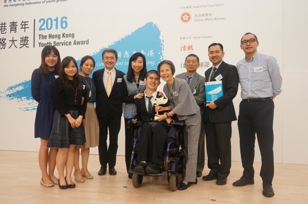 張世豪同學 (左六) 以自身力量貢獻社群，卓越表現獲頒香港青年服務大獎