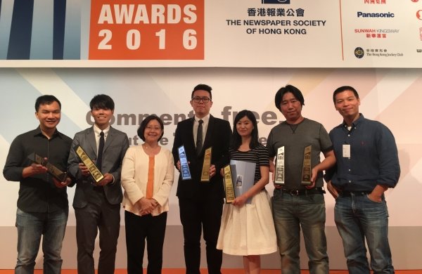 Head of the Department of Journalism Dr Alice Lee (third from Left) and Senior Lecturer Mr Bruce Lui (right) congratulate Mr Leung Sung-pik (left), Mr Wong Tung-leung (second from left) Mr Cheung Wai-ming (centre), Ms Zhou Mo (third from right) and Mr Chan Tze-ling (second from right) at the prize presentation ceremony