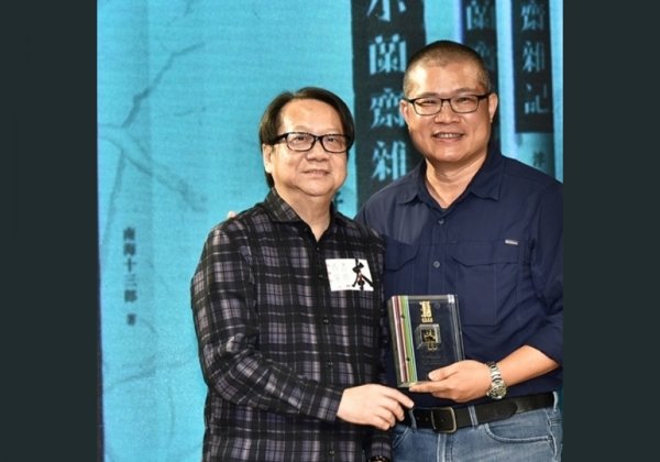頒獎嘉賓杜國威先生（左）頒獎予朱少璋博士