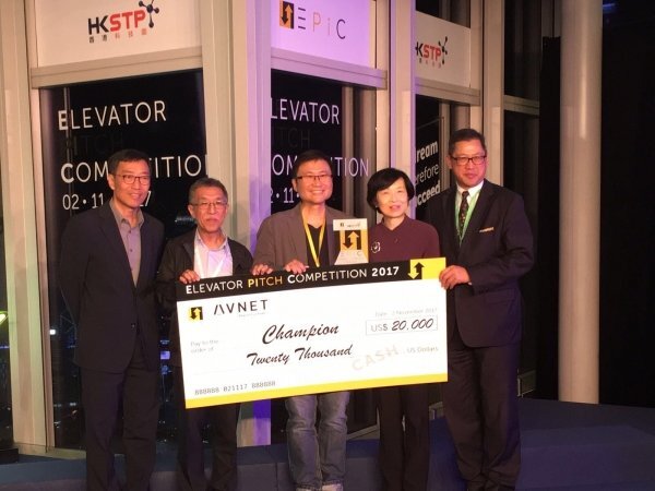 Professor Cheah Kok-wai and Dr Alfred Tan (2nd and 3rd from left) receive the grand prize