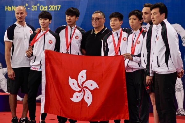 陳卓謙（左二）在亞洲劍擊錦標賽代表香港取得男子團體佩劍銅牌