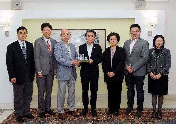 On behalf of the University, Professor Roland Chin (centre) thanks the donors for their support towards the development of the School of Chinese Medicine.