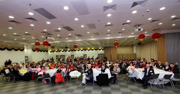 理学院透过新春茶聚联系友好。