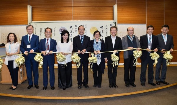 許曉暉女士（右五）、錢大康校長（右四）、謝志偉博士（左五）、陳復生校友（左四）、趙中振教授（左三）與嘉賓一起主持首播試映儀式