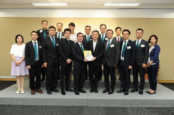 大学管理人员欢迎香港南区工商业联合总会代表团到访。