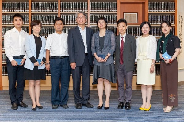 Associate Vice-Presidents Professor Bian Zhaoxiang (fourth from left) and Mr Yeung Chee-kong (third from right) welcome the delegation