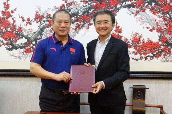 钱大康教授（右）代表大学感谢郑泽权先生对浸大的鼎力支持