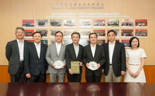 President Roland Chin (centre) presents tokens of appreciation to Mr Lai Kin-hak (third from left) and Mr Tang Fung (third from right)