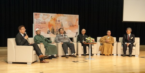 Facilitated by the moderator, five speakers exchange their views on the importance of character education.
