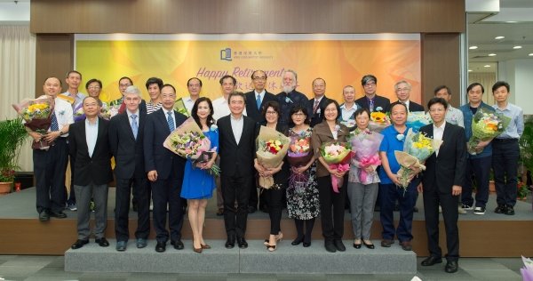大學管理層祝願榮休同事。