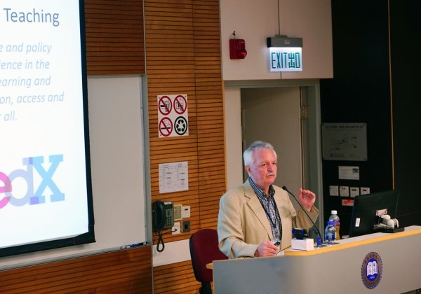 David Gibson教授分享以游戏激发学习的教学法，鼓励互动学习