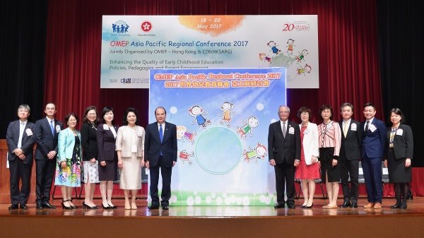 Officiating guests of the opening ceremony include Mr Matthew Cheung (seventh from left), Mr Eddie Ng (sixth from right), Professor Roland Chin (third from right) and Dr Amelia Lee (fourth from right).