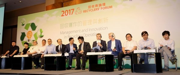 Professor Jonathan Wong (7th from left) hosts the discussion.