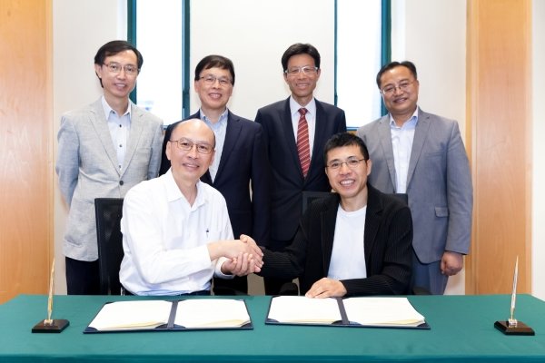 黄煜教授（前排左）及王永治先生（前排右）签署合作协议，并由（后排从左至右）传理学院副院长刘志权先生、浸大副校长（研究及拓展）黄伟国教授、副校长（教与学）周伟立博士及新闻系高级讲师李文先生见证。