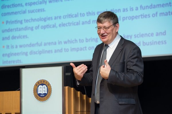 Donal Bradley教授於浸大傑出學人講座，討論可溶性半導體材料的發展與應用