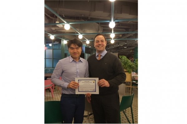 On behalf of the team, Martini Wong (left) receives the award certificate from Jobable CEO Mr Richard Hanson