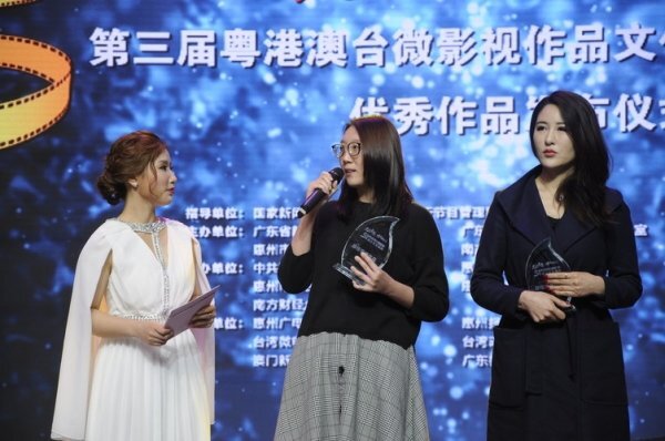 曾宝怡（中）凭《土发面包》获最佳导演奖。