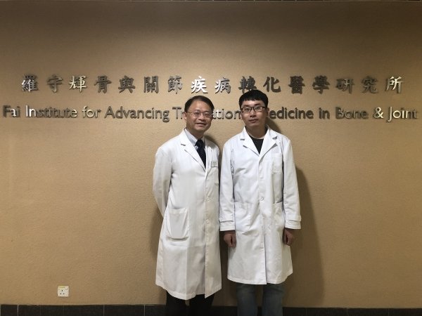 张戈教授 (左) 与梁超博士的联合研究项目获颁北京市科学技术奖一等奖