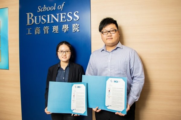The two award recipients Cao Yumiao (left) and Ling Kwok-hong win recognition from the GRC Institute for their outstanding academic performance and exceptional understanding of compliance